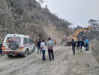 दाउन्नेमा सडक चिप्लो हुँदा बुटवल-नारायणगढ सडक अवरुद्ध