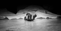 गुडिरहेको बसबाट खसेर सहचालकको मृत्यु
