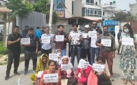 रास्वपा  कार्यालयअघि जेन-जीहरूकाे धर्नासहित नाराबाजी