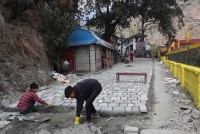 सौन्दर्यकरणका लागि गलेश्वरको सडकमा ‘स्लेट’ ढुङ्गा बिछ्याउन सुरु