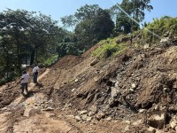 भाँडी खोला क्षेत्रस्थित मेची राजमार्ग अवरुद्ध