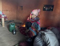 बर्थिङ सेन्टर छ तर गर्भवतीलाई ‘स्ट्रेचर’मा लैजानुपर्छ, बोक्ने पुरुष छैनन्