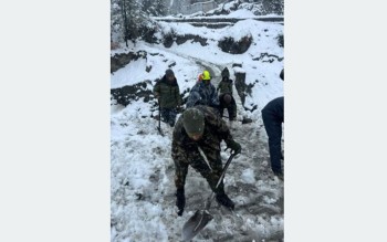 ‘हिडन भ्याली’ मा अलपत्र परेका तीन बेलायती महिलासहित १२ स्वदेशी पर्यटकको उद्धार प्रयास जारी : सेना