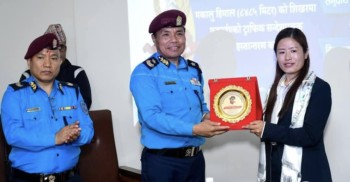 मकालुमा फहराइएको ट्राफिकको सन्देशमूलक ब्यानर शेर्पाद्वारा एआईजी तामाङलाई हस्तान्तरण