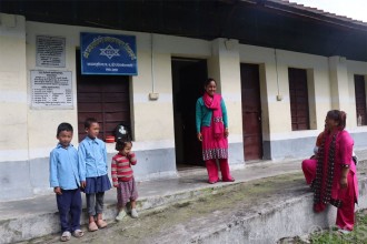 तीन विद्यार्थीकाे मात्र विद्यालय
