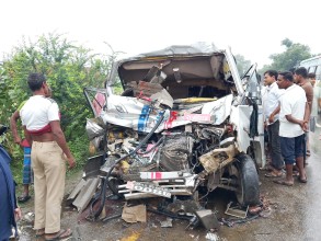 सवारी दुर्घटनामा तीनको मृत्यु,१५ जना घाइते