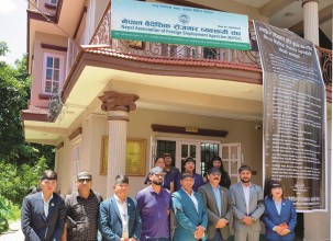 कालो पट्टी बाँधेर सरकारविरुद्ध सांकेतिक विरोध 