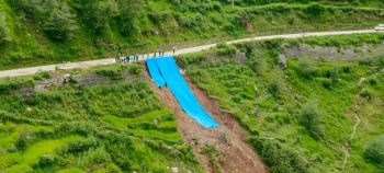 त्रिपालको सहारामा राजमार्गको पहिरो रोक्न‍े प्रयास