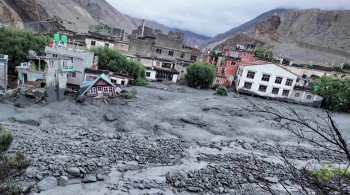 कागखोला बाढीबाट बचेका स्थानीय भन्दछन्, ‘ज्यान त बच्यो, हेर्दा हेर्दै घरबारविहीन भयौँ’