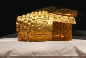 अमूल्य सुनौलो हेलमेट फर्कियो स्वदेश