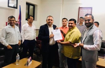 महानिर्देशक घिमिरेलाई लोकतान्त्रिक एसोसिएसनको ज्ञापनपत्र 