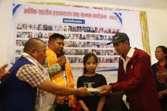 सिन्धुपाल्चोक र बाग्लुङका बिरामीलाई आर्थिक सहयोग 
