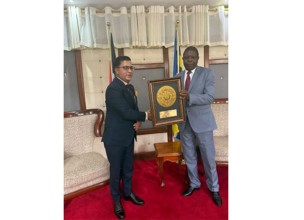 केन्या संसदद्वारा  वाणिज्यदूत चन्द्र टण्डन सम्मानित