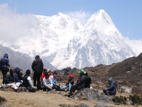 कञ्चनजङ्घा हिमाल हेर्न माईजोगमाईमा पर्यटक