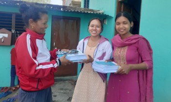 कानुन विषय अध्यन गर्दै थारू समुदायका छात्रा