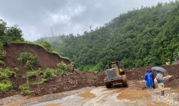 पहिरोले बेँशीसहर–चामे सडक अवरुद्ध