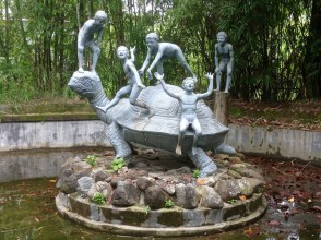 कछुवाको शरीरमा चढेर रमाएका बालबालिका