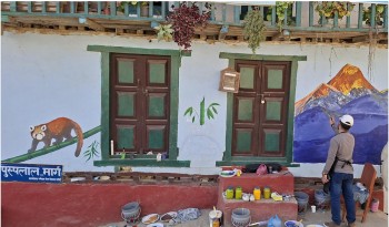 दिक्तेलमा चित्र बनाउँदै ललितकला क्याम्पसका विद्यार्थी