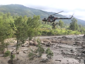 ल्हेन्दे खोला बाढीः तीन प्रहरीसहित १८ जना बेपत्ता, उद्धारका लागि हेलिकोप्टर घट्नास्थलमा
