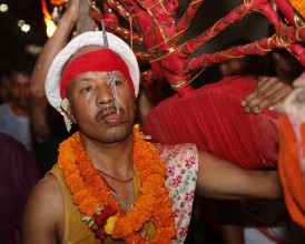 जिब्रो छेडेपछि पशुपतिनाथ मन्दिरको परिक्रमा गर्दै श्रेष्ठ 