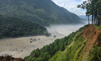 उद्धारको पर्खाइमा रहेका व्यक्तिलाई धुवाँ निकालेर संकेत गर्न आग्रह