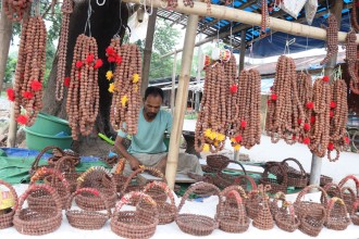 ‘विदेशमा दुःख गर्नुभन्दा रुद्राक्षका सामग्री बनाएर बिक्री गर्न सजिलो’