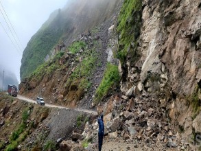सुक्खा पहिराले बेनी–जोमसोम सडकमा रोकियो आवतजावत