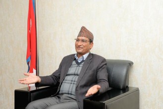 एक महिनाभित्र सबै भूकम्प प्रभावितलाई अस्थायी आवास उपलब्ध गराउँछौँ : मन्त्री बस्नेत