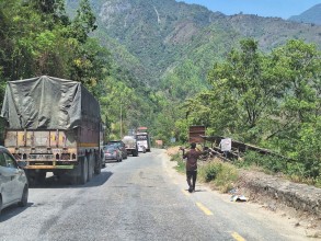ट्रक पल्टिँदा अवरुद्ध नारायणगढ–मुग्लिन सडक एकतर्फि खुला 