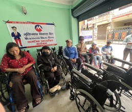  मुक्तिनाथ विकास बैंकद्वारा व्हीलचेयर हस्तान्तरण