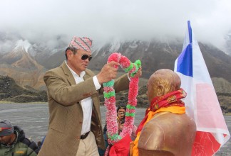 अन्नपूूर्ण आधार शिविरमा प्रथम आरोहीको सालिक अनावरण