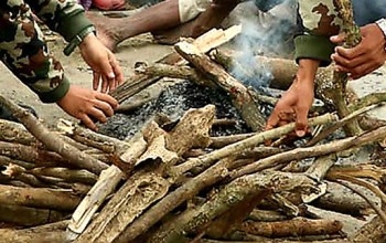 वृद्धाश्रम र मन्दिरमा दाउरा वितरण