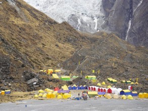 पदमार्गका लागि अन्नपूर्ण आधार शिविरमा पर्यटकको चहलपहल