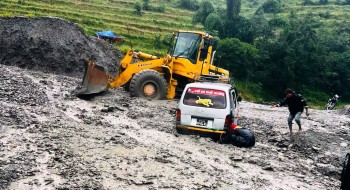 बागलुङका दुई मुख्य राजमार्ग अवरुद्ध, यात्रा नगर्न आग्रह