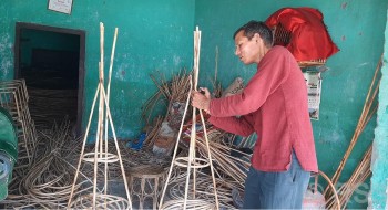 बेतबाँसका सामग्री बेचेर आम्दानी गर्दै बाधुराम