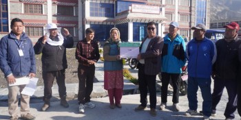 मुस्ताङका किसानलाई मौरीसहितका घार वितरण