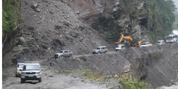 क्षतिग्रस्त बेनी-जोमसोम खण्डमा अस्थायी मार्ग निर्माण