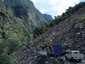 पहिराले बेनी–जोमसोम सडकमा यातायात सेवा प्रभावित