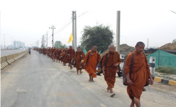 थाइल्याण्डका ३०० भिक्षुद्वारा लुम्बिनी-रामग्राम शान्ति पदयात्रा