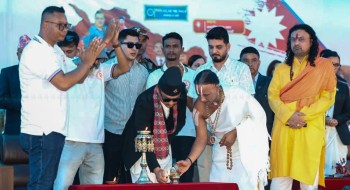 अरुलाई ‘सुध्रिनुस्’ भन्ने, आफू विवादित धर्मगुरुको संरक्षक बन्ने !