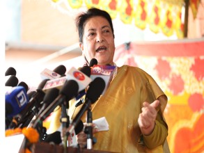 सरकार र ठुला दलमाथि प्रश्नैप्रश्न