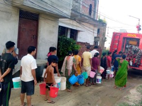 नेपाली सेनाद्वारा वीरगञ्जमा पानी वितरण