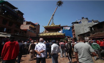 बिस्केट जात्राको अन्तिम दिन हात नभएको लिङ्गो ढालियो
