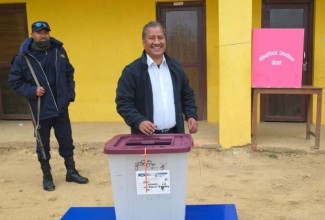 विप्लवले १८ वर्षपछि रोल्पाबाट गरे मतदान