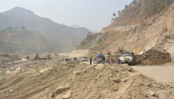 बिपी राजमार्ग : पहिरो प्रभावित क्षेत्रमा वैकल्पिक सडक निर्माण गरिँदै 