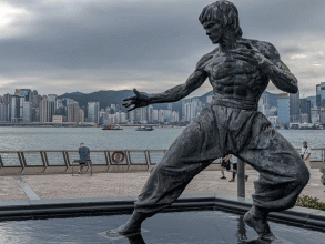 ब्रुस ली’ को मूर्ति फिर्ता, पूर्ववत् रूपमा स्थापना