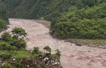 थेराङ खोला सहित बूढीगण्डकी नदीमा आएको बाढीले नाम्रुङमा पुल र जलविद्युत्मा क्षति : चुमनुब्रीवासी र पर्यटक समस्यामा