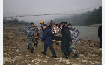 बसभित्र च्यापिएका घाइतेको पाँच घण्टापछि जीवितै उद्धार