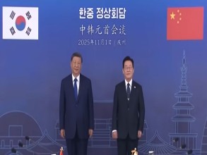 राष्ट्रपति सिबाट ली जे म्योङलाई  साओमी स्मार्टफोन  उपहार