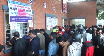 नयाँ बसपार्कमा अग्रिम टिकट बुकिङ गर्नेको भीड [फोटो फिचर]
